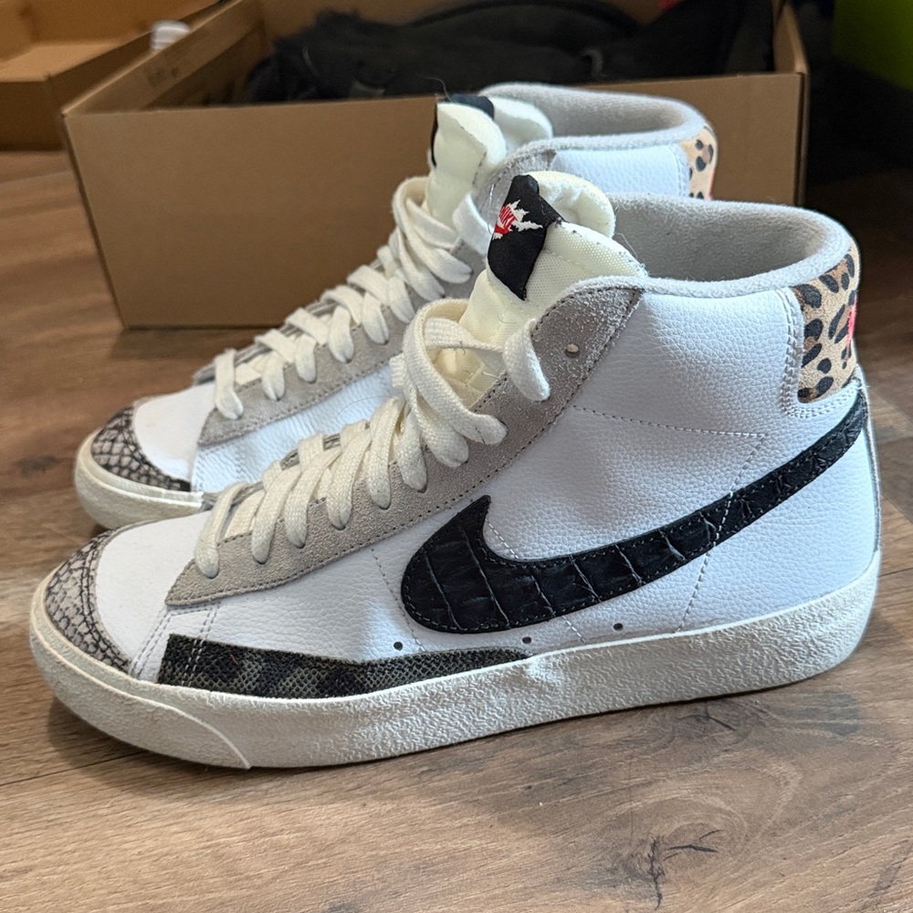 Nike men’s 8.5, women’s 10 White and Snake Print Sneakers